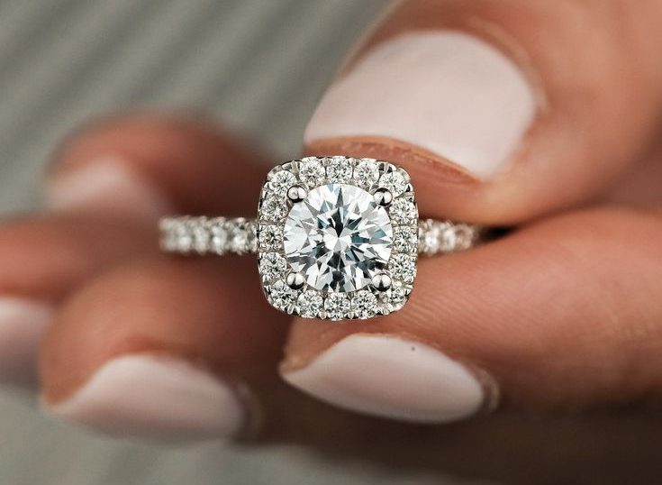 Round diamond ring with halo solitaire - Philippe & Co_ __ Discover Canada's most beautiful selection of engagement rings